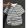 Camisa Polo Rayada Blanca y Negra Estilo Retro Americano Manga Corta para Hombre Verano Cuello Irregular Camiseta Cleanfit de Media Manga