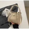 Bolso de Mano Retro Transfronterizo para Mujer 2025 Otoño e Invierno Nuevo Bolso de Hombro de Moda para Salir Bolso Cruzado Tipo Cubo Versátil