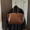 Bolso de hombro nuevo y moderno con un diseño de nicho, bolso tote para el trabajo, bolso de mano de estilo minimalista, bolso de axila de alta gama
