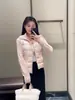 Versión Auténtica en Stock, Modelo Nuevo 2025 de la Marca m de Alta Calidad, Chaqueta de Plumas para Mujer con Bolsillo de Punto Patchwork, Moderna y Versátil