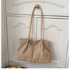 Bolso tote de ante de gran capacidad para mujer, nuevo bolso de hombro de moda vintage para otoño e invierno 2026, bolso versátil para ir al trabajo con una sensación de calidad