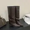 Primer Encuentro Ji Meilade Punta Fina Pantalones Gruesos de Seguridad Leggings Botas Mujer 2026 Nuevo Retro Chica Caliente Remaches Pantorrilla Ancha Ciclismo