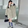 Trench Coat Meio-Comprimento Outonal para Meninas 2026 Novo Estilo Roupa de Outono para Crianças Maiores Estilo Casual Britânico Casaco Tendência