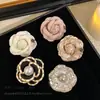 Broche de Camélia Estilo Francês para Mulheres, Acessório de Alfinete de Temperamento da Moda de Alto Padrão, Tendência Popular para Presente no Atacado