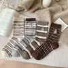 Calcetines Bordados de Oso Polar Imitación Cachemir para Mujer, Rayas en Contraste, Estilo Retro Japonés de Media Pantorrilla, Calcetines de Caña Alta Cálidos y Versátiles para Mujer