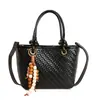 Bolso de Mano de Textura Tejida de Moda 2026 Nuevo para Principios de Otoño Bolso Cesta de Textura de Alto Valor Bolso de Hombro Único Cruzado de Color Sólido