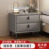 Mesita de Noche de Madera Maciza Modelo Minimalista Moderno 2025 Uso en Dormitorio Hogar Apartamento Pequeño Gabinete de Almacenamiento de Noche de Lujo Ligero