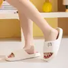 La nueva colección de verano de Qida Shun de pantuflas lindas y unisex: antideslizantes, para uso en el hogar y el baño, perfectas para parejas, y disponibles para venta al por mayor como pantuflas de interior de EVA