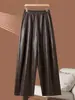 Foto real de los nuevos pantalones de cuero casual de cintura alta para adelgazar de otoño e invierno, pantalones de cuero suave de moda geniales para abuela, pantalones de pierna ancha tipo globo, pantalones para botas