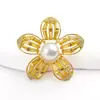 2025 Novo Broche de Flor de Zircônia Cravejada Dourada Espessa Moda Elegante Brilhante Flor Pérola Broche Elegante Corsage