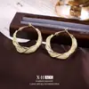 Aretes de aro geométricos retorcidos europeos y americanos, aretes de diseño de anillo de moda, aretes versátiles de lujo ligero para mujer, aretes de aro retorcidos europeos y americanos