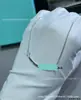 Colar Rosto Sorridente Perolado Branco Brilhante Tiffy V Dourado, Design de Nicho de Luxo Leve, Banho Espesso de Ouro 18k, Corrente Versátil e Fashion para Clavícula