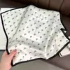 Pañuelo Cuadrado Pequeño 100% Seda de Morera, Nuevo Diseño Versátil con Patrón de Cabeza de Caballo, Adecuado para el Trabajo y los Viajes Diarios, Pañuelo Decorativo para el Cuello