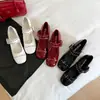 Versão em Couro de Vaca ~ Início da Primavera 2025 Fivela de Metal para Cinto Sapatos Mary Jane Esculpidos Salto Grosso Boca Rasa Tiras de Fivela Sapatilhas