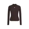 Top de punto blanco minimalista puramente deseable con bordado y cuello alto de canalé para mujer, versátil y elegante, adecuado para otoño e invierno, disimula las imperfecciones del cuerpo