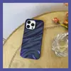 Funda Brillante de Concha Ondulada Plegada Adecuada para Teléfono Móvil Apple 18Pro 17/16 Amigable con la Piel 13/14 Brillante Pulverizada con Aceite Patrón de Agua