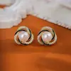 Nuevos y exquisitos aretes de perlas rojas de alta gama 2026, simples y únicos, elegantes y modernos, venta al por mayor