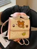 Linda mochila de oso de dibujos animados para mujer, nuevo estilo 2026, diseño simple, adecuada para estudiantes y personas que van al trabajo, mini mochila con un lazo