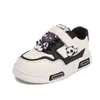 Tênis Baixo com Velcro para Meninas 2025 Outono Novo Solado Macio Versátil Moda Antiderrapante Desenho Animado Tênis de Skate Infantil