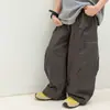 Ropa infantil Aimo Beibei, pantalones casuales de algodón lavado para niños grandes estilo montaña, pantalones de retazos curvos holgados para niños Otoño 2026