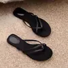 Sandalias de tira tejida, de suela plana, para usar al aire libre, estilo retro, adecuadas para faldas, chanclas para mujer, verano 2026, modernas y versátiles, modelo nuevo