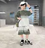 Conjunto de verão para meninos, roupas de verão infantis estilo coreano, moderno e estiloso, conjunto esportivo de duas peças com manga curta e shorts, fresco e bonito