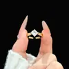Nuevo anillo de moda de alta gama versátil estilo vintage con forma de estrella y diamantes, lujo ligero, anillo personalizado único y lujoso