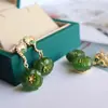 Aretes Clásicos de Jaspe Natural para Mujer Plata de Ley Combinan con Todo Aretes Verdes Cortos Flor Súper Inmortal Diseño Original Joyería