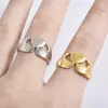 Anillo de Acero Inoxidable con Manos Sosteniendo un Corazón, Anillo de Diseño Único, Anillo Abierto de Oro de 18 Quilates Moderno y Elegante, Accesorio de Joyería