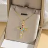 Colar Feminino Colorido Zircônia Joias Design de Nicho Pingente Cruz Completo em Diamante Colar Corrente de Clavícula em Aço Inoxidável