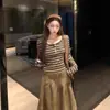 Nueva Camiseta de Manga Larga a Rayas Estilo Coreano 2025 para Mujer, Ropa Interior de Otoño Ajustada, Camisa Base que Ceñe la Cintura, Top de Moda