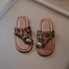 Sandalias de Moda para Niñas con Estampado de Leopardo para Exteriores Verano 2026 Nuevas Sandalias Romanas con Anillo Metálico en el Dedo del Pie Versátiles