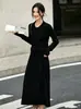 Conjunto de Tricô com Textura Canelada Vermelho para Mulheres, Novo Casual Outono 2026 Conjunto de Duas Peças com Blusa de Lapela e Saia