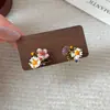 Brincos de Flor Esmaltada para Mulheres Estilo Novo Primavera e Verão Doces Elegantes Brincos de Luxo Pequenos Frescos Brincos Assimétricos