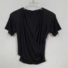 Top escotado que revela el pecho, espalda cruzada descubierta, dos formas de uso, ajustado, manga corta, tipo T, entallado, adelgazante, corto, ombligo, escote en V profundo, camisa base