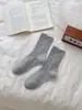 Meias de outono com estampa floral pequena e delicada têm uma atmosfera estilo miu retrô (claro e frio) meias versáteis de cano médio sem costura doces