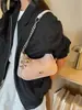 Bolsa de ombro estilo retrô nicho, novo modelo 2026, bolsa baguette simples, bolsa de ombro com corrente versátil, bolsa quadrada pequena com toque de alta qualidade