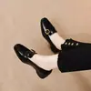 Mocassins femininos de bico quadrado, novo estilo outono 2026, sapatos baixos rasos, simples e elegantes, com fivela de cinto, sapatos pequenos de couro