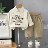 Conjunto de Ropa Otoño 2026 Primavera Otoño Nuevo Estilo Niños Versión Coreana Suéter Chaleco con Letra Conjunto de Tres Piezas Ropa de Moda