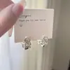 Aretes de café estilo francés de metal dorado con colgantes geométricos florales tridimensionales, aretes vintage de lujo ligero con múltiples estilos para elegir