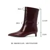 Botas femininas de cano médio feitas de couro bovino de flor integral, nova coleção de outono, couro genuíno, bico fino, salto stiletto, botas de salto gato, botas de montaria de cano médio da moda