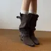 Nuevas botas de gamuza plisada de tacón grueso de moda 2026 para mujer con hebilla de cinturón, punta cuadrada, botas de caballero retro