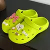 Sandalias caladas de nuevo estilo para verano, decoraciones frescas para zapatos de playa DIY, de suela gruesa, a la moda, antideslizantes, transpirables, de secado rápido, chanclas que aumentan la altura