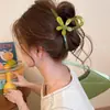 Elegante pinza de garra floral para peinado semi-recogido, nuevo modelo 2026 para mujer, pinza de tiburón de tamaño mediano para la parte trasera de la cabeza, accesorio para el cabello