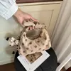 Bolso tote pequeño super caliente transfronterizo para mujer 2026 nuevo principios de otoño de mano nicho lunares bolso de hombro único para el trabajo bolso cruzado