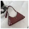 Outono 2026 Nova Bolsa de Ombro Único com Rebites Estilosa Bolsa Transversal Feminina Super Popular de Nicho Bolsa de Meia-Lua de Alta Qualidade