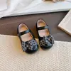 Zapatos Pequeños de Cuero de Color Sólido para Niñas 2026 Nuevo Estilo Otoño Estilo Francés Pequeño para Niños Suela Suave Antideslizantes Cuadros Lazo Zapatos Planos Pequeños