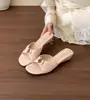 Primeiro Encontro com Fragrância de Damasco Claro: Sandálias plataforma com fivela de metal plissada estilo francês para mulheres, adequadas para o verão, podem ser usadas com saias, bico aberto