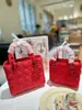 Nuevos Bolsos de Moda Venta Caliente Bolso de Mano Lady Dior Acolchado Mate para Mujer con Broches Plateados y Dorados, Para Llevar en la Mano y Cruzado, Moderno y Versátil, Disponible en Cinco Colores