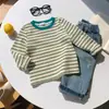 Roupa infantil de manga comprida listrada e espessa, estilo novo para primavera e outono, camiseta de manga comprida com gola redonda para meninos e meninas, top casual solto